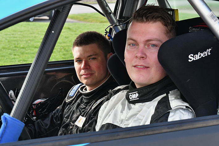 Simon Larsen og Henrik Skott var klar til infight med konkurrenterne, men blev slået ud af et defekt kølesystem.
(Foto: MD/autoMOTIV)
